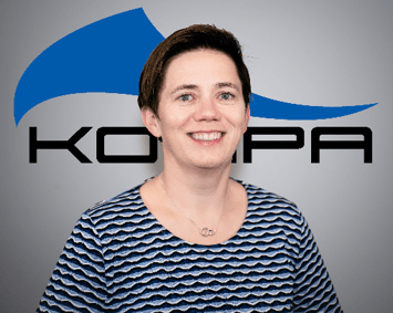 Hanne Portrett foran Kompa Logo