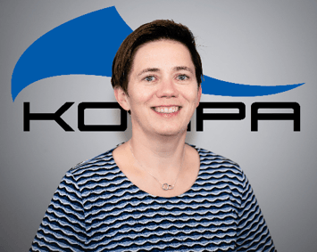 Hanne Portrett foran Kompa Logo